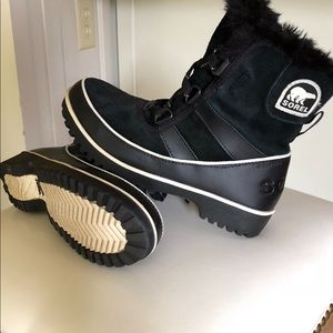 Sorel women’s black boots